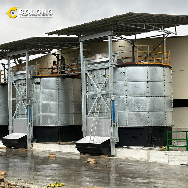 How does the composting machine accelerate the organic fertilizer fermentation process?